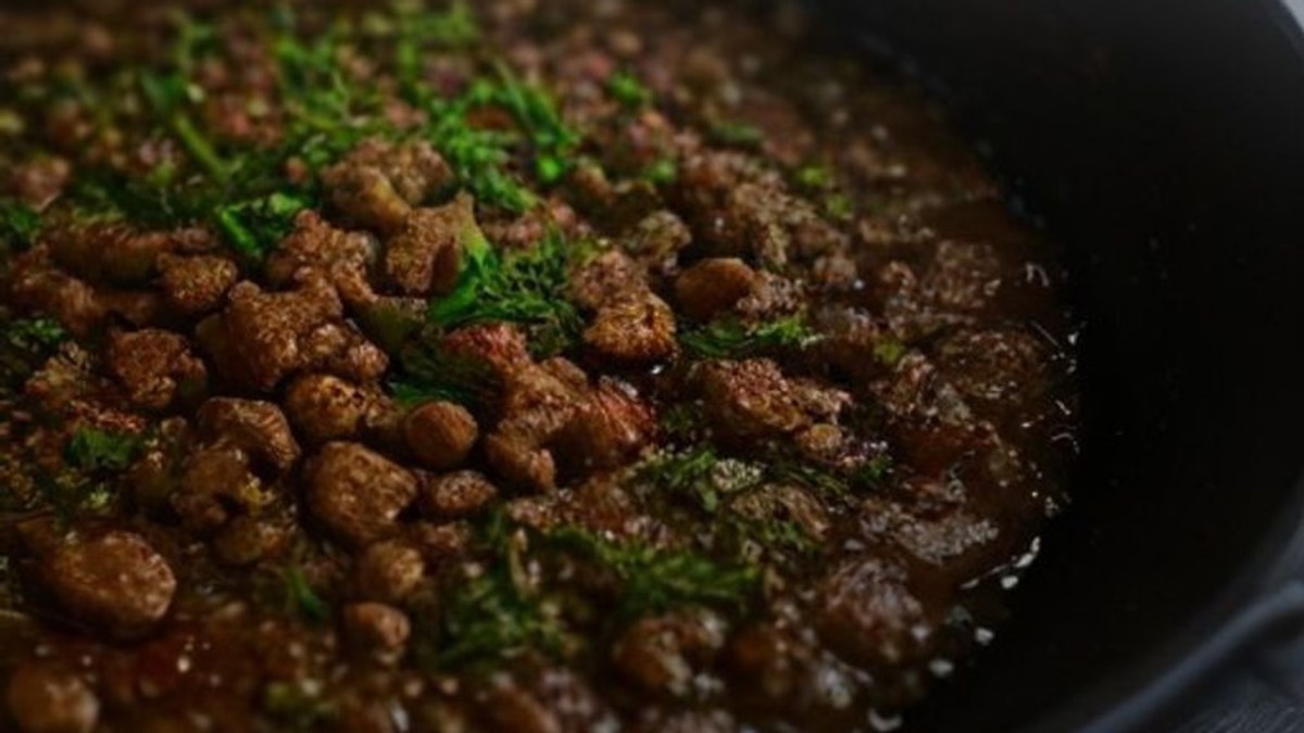 Аппетитное сочетание обжаренной капусты и мясного фарша